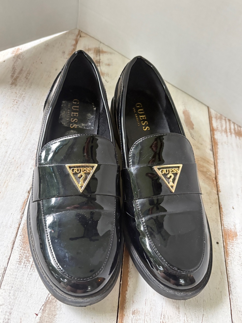 GUESS Shatha faux Patent Leather Triangle Logo Loafers black preppy Sz 7.5 EUC